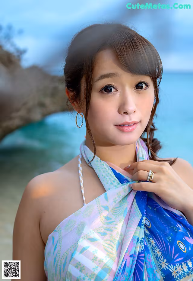 Marina Shiraishi - Waitress Sticking Bowling